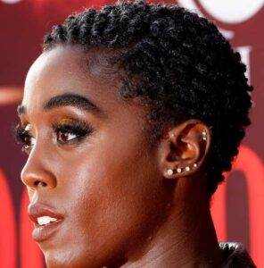 Senhora com corte de cabelo Twist