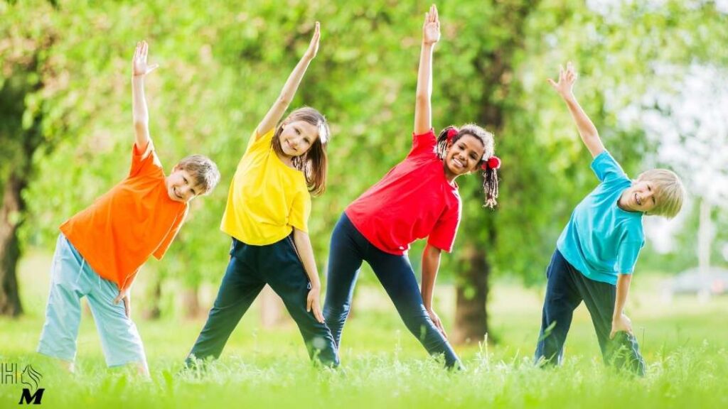 Crianças fazendo exercícios