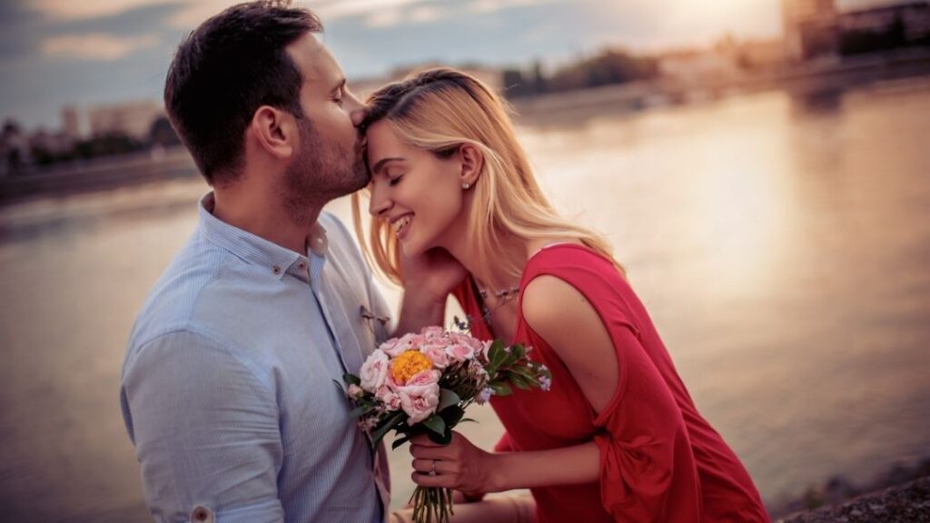 Casal que se beija na praia