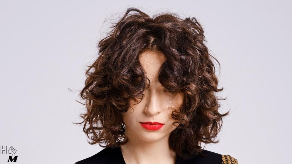 Jovem com corte de cabelo curto cacheado Bob
