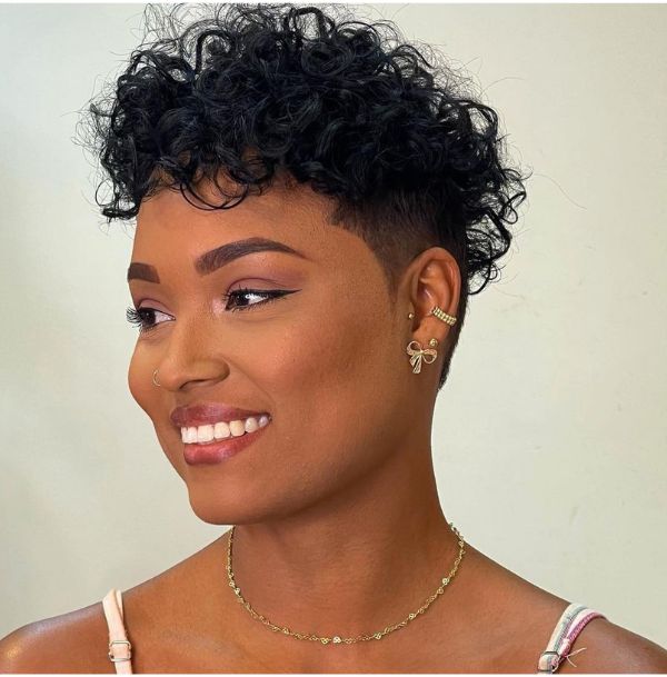 Jovem com cabelo curto corte pixie