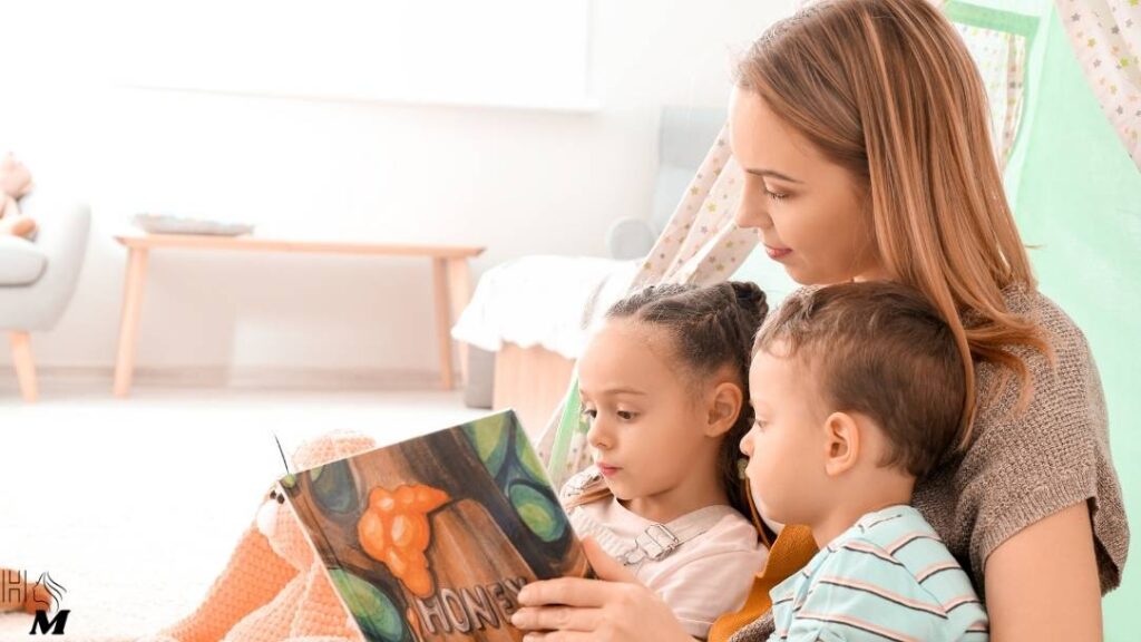 Nãe lê o filho na cama com dois filhos