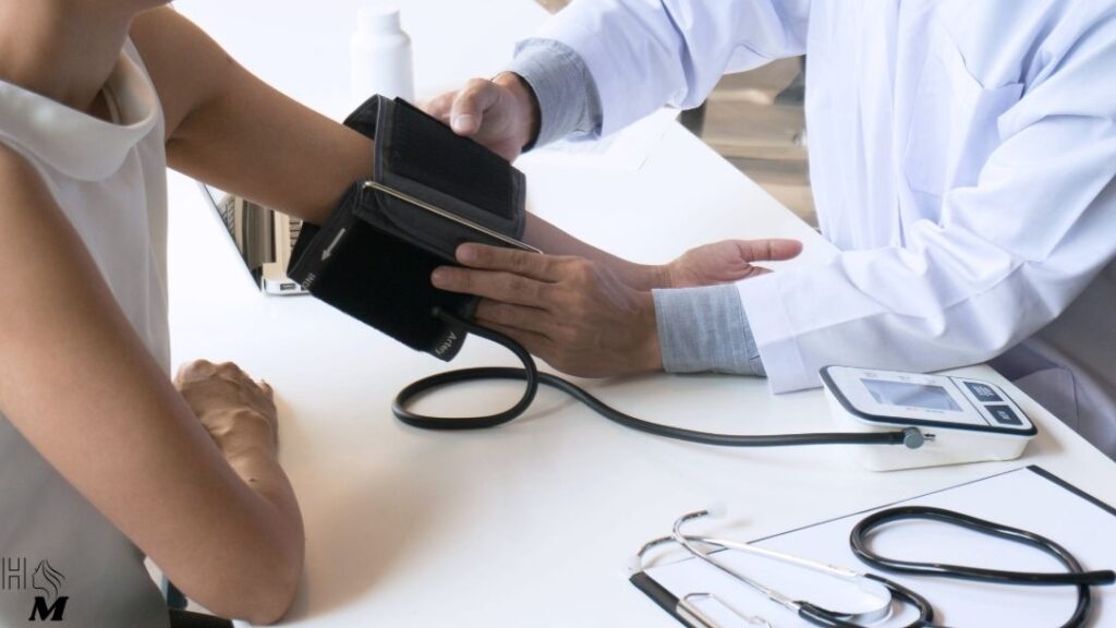 medico medindo pressão