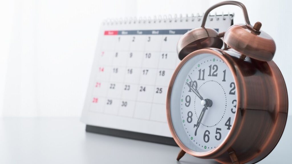 Calendario e relogio em cima da mesa