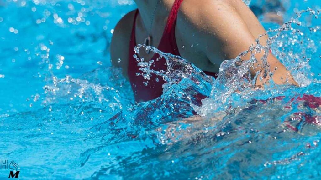 mulher na piscina